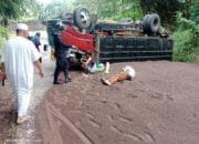 Truk Bermuatan Pasir Terguling di Sukaluyu Cianjur