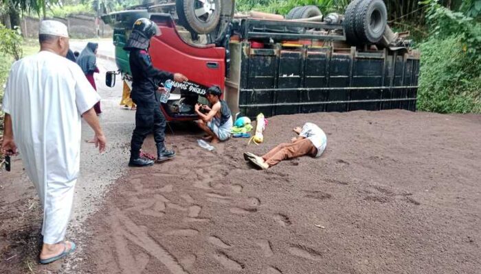 Truk Bermuatan Pasir Terguling di Sukaluyu Cianjur