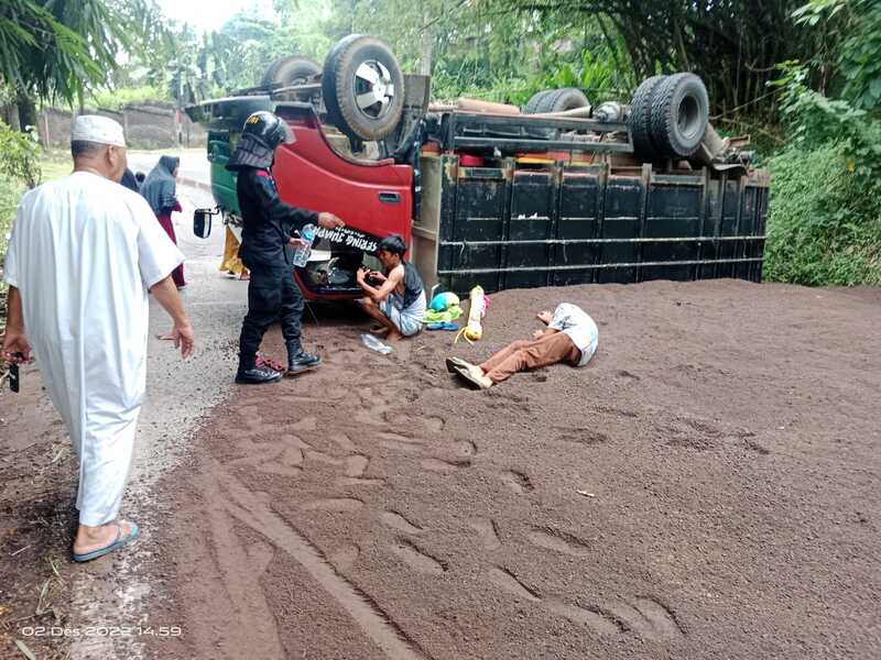 Truk Bermuatan Pasir Terguling di Sukaluyu Cianjur