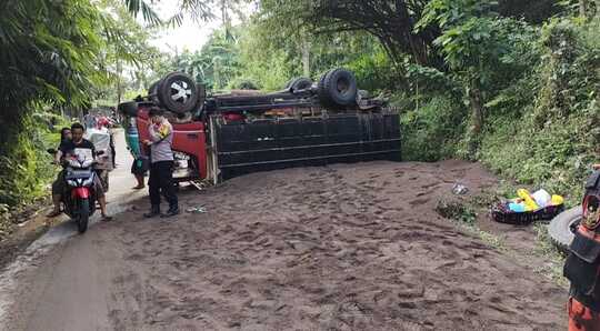 Truk Bermuatan Pasir Terguling di Sukaluyu Cianjur