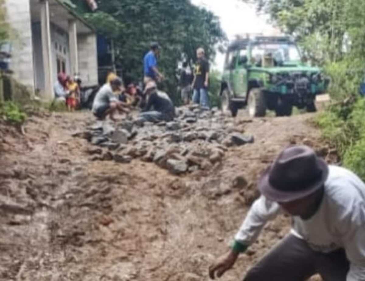 Warga Cianjur Selatan Berjibaku Perbaiki Jalan