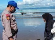 Aparat Memantau Pengunjung Pantai Pelabuhanratu