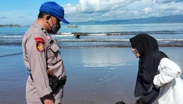 Aparat Memantau Pengunjung Pantai Pelabuhanratu