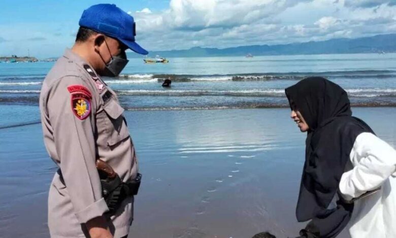 Aparat Memantau Pengunjung Pantai Pelabuhanratu