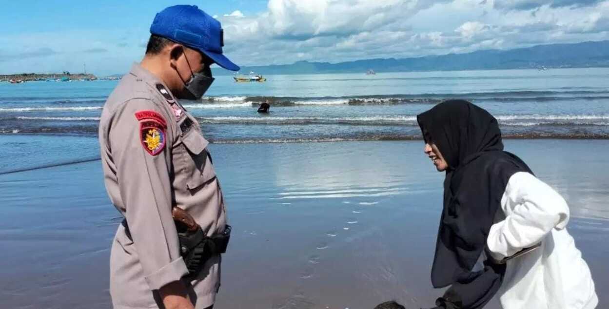 Aparat Memantau Pengunjung Pantai Pelabuhanratu