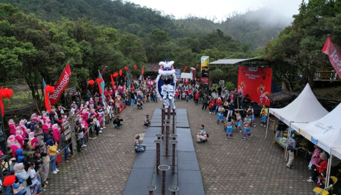 Barongsai Tonggak Ramaikan Kawah Putih