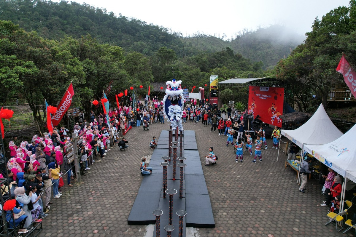 Barongsai Tonggak Ramaikan Kawah Putih