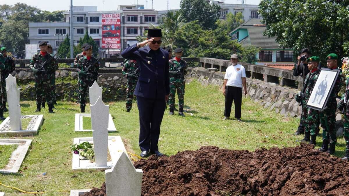 Bupati Bandung Takziah Ke Makam Mantan Bupati Bandung