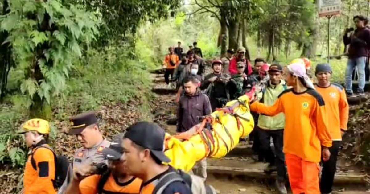 Jasad Gadis Berhasil Diturunkan Tim dari Gunung Lawu