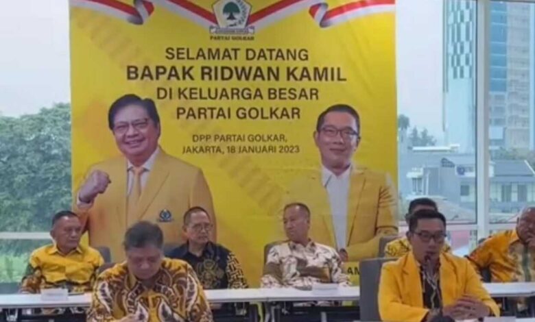 Kenakan Jas Kuning, Emil Merapat ke Golkar