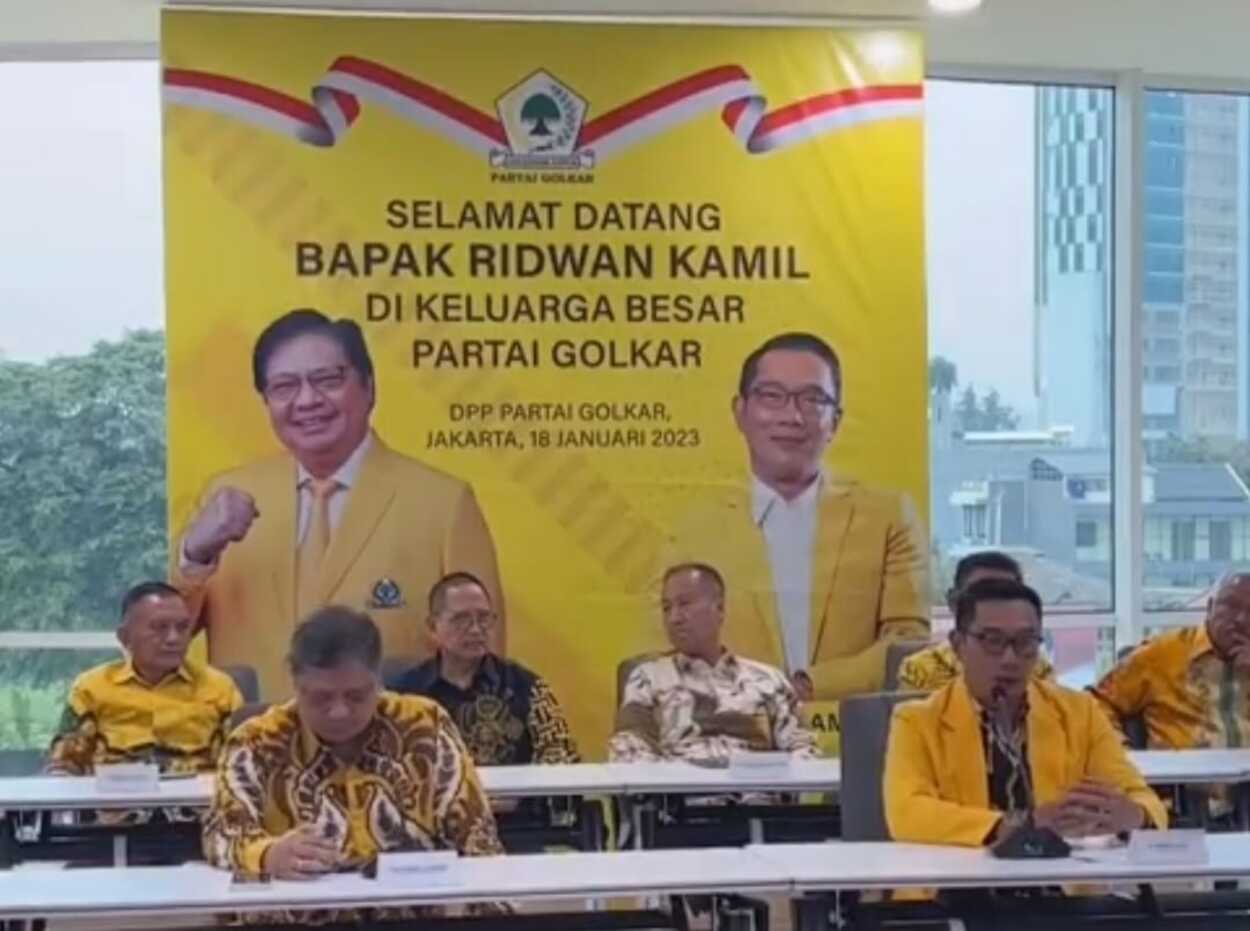 Kenakan Jas Kuning, Emil Merapat ke Golkar