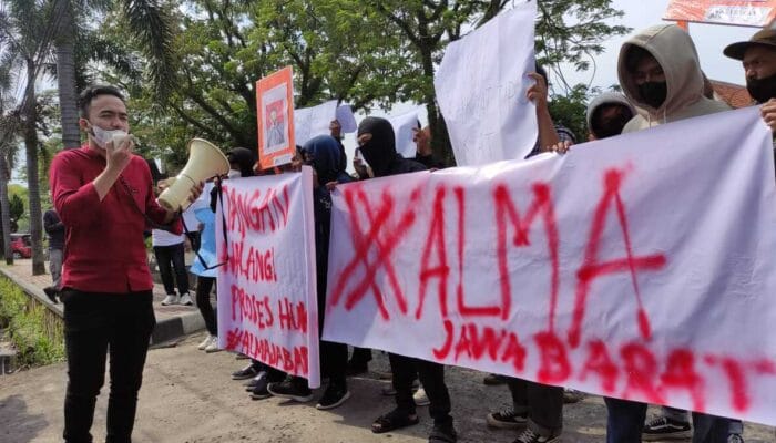 Pengadilan Negeri Bale Bandung Didemo Mahasiswa