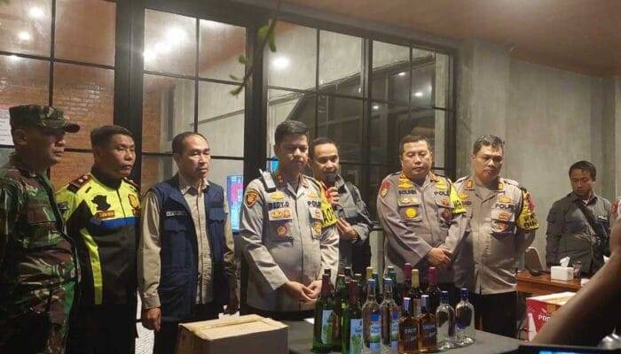 Polres Sukabumi Sita 372 Botol Miras di Malam Tahun Baru