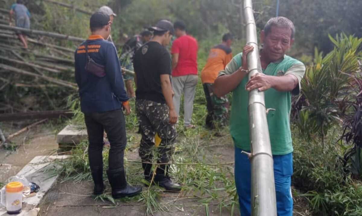 Rumpun Bambu Ambrol, Akses Jalan Lumpuh