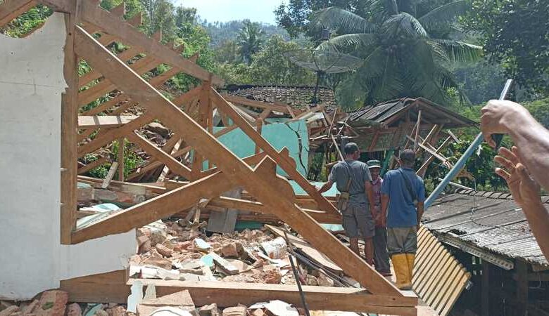 Tagana Pacitan Serahkan Bantuan Korban Tanah Longsor