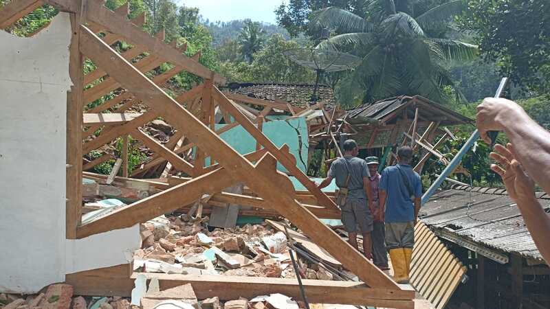 Tagana Pacitan Serahkan Bantuan Korban Tanah Longsor