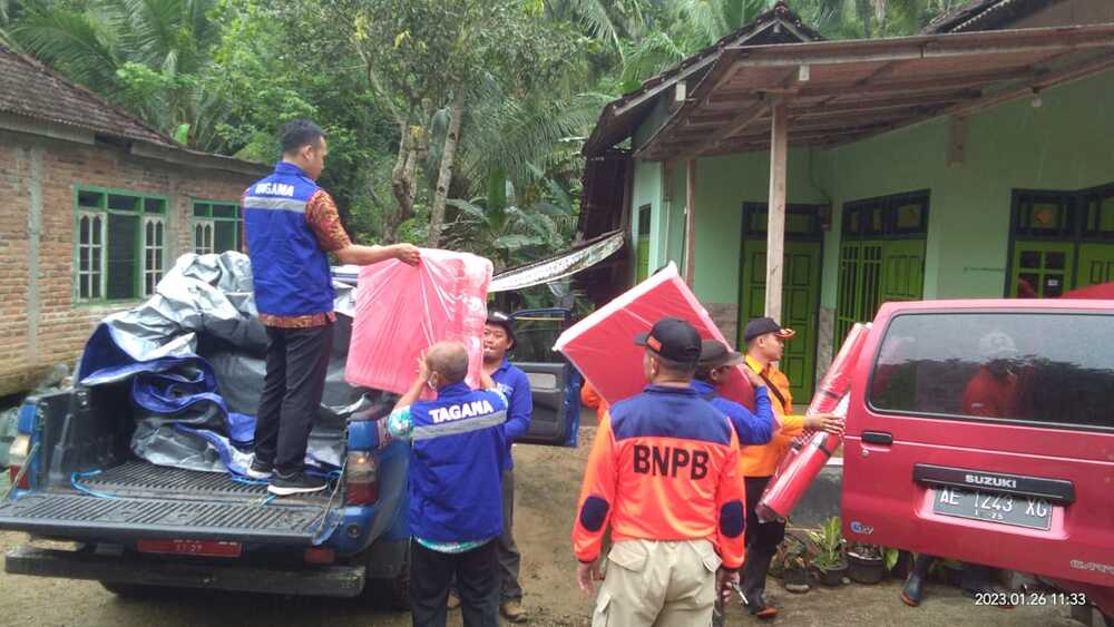 Tagana Pacitan Serahkan Bantuan Korban Tanah Longsor