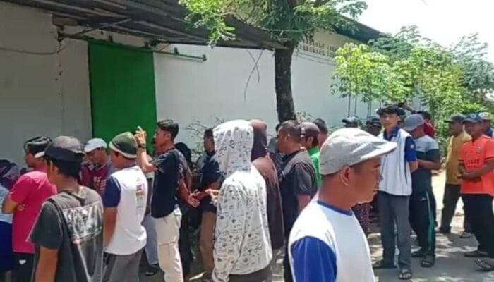 Ternak Ayam PT Reza Perkasa di Cianjur Diontrog Warga