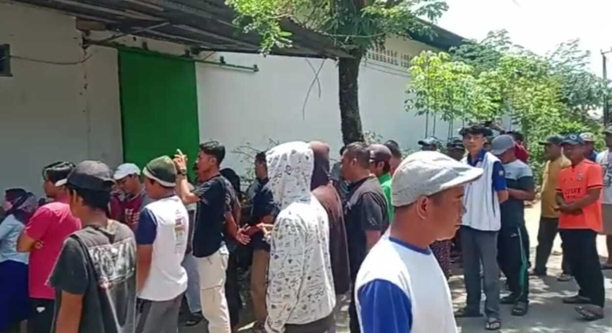 Ternak Ayam PT Reza Perkasa di Cianjur Diontrog Warga