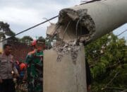 1 Rumah Ambyar Tertimpa Tiang Listrik Beton