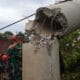 1 Rumah Ambyar Tertimpa Tiang Listrik Beton