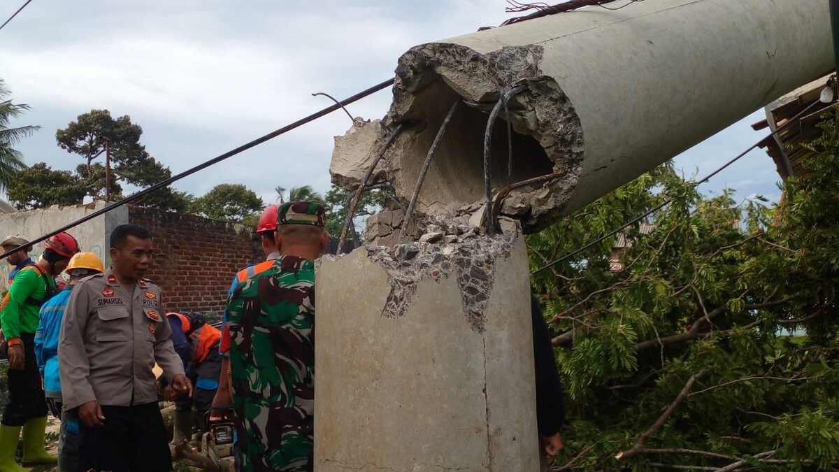 1 Rumah Ambyar Tertimpa Tiang Listrik Beton