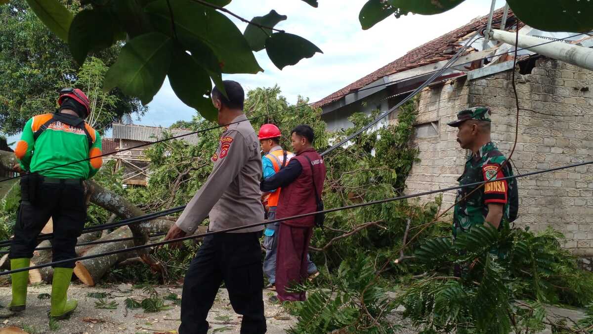 1 Rumah Ambyar Tertimpa Tiang Listrik Beton