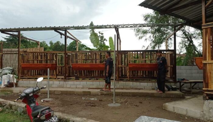 Angin Kencang Menyapu Atap Rumah Warga di Magetan