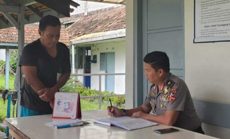 Brigjen Polisi Solihin Berbagi dengan Tuna Netra