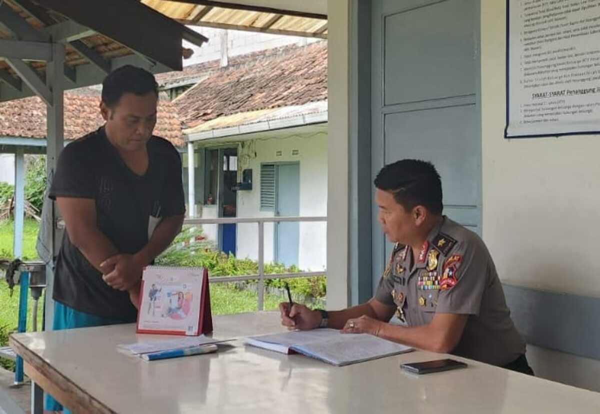 Brigjen Polisi Solihin Berbagi dengan Tuna Netra