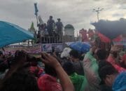 Buruh dan Mahasiswa Demo di DPR, Rocky Gerung Jadi Orator