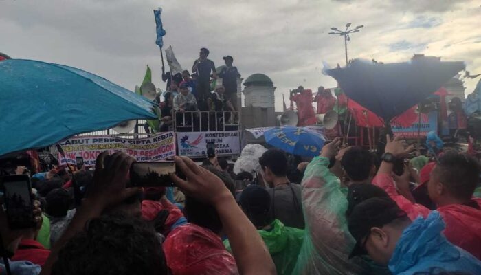 Buruh dan Mahasiswa Demo di DPR, Rocky Gerung Jadi Orator