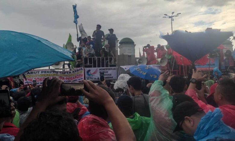 Buruh dan Mahasiswa Demo di DPR, Rocky Gerung Jadi Orator