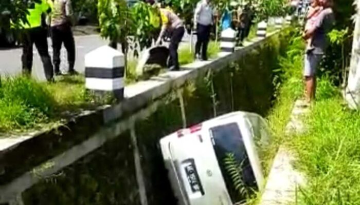 Diduga Sopir Mengantuk, Minibus Masuk Parit