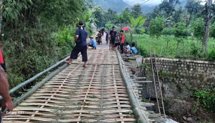 Jembatan Darurat Jebol Dihantam Banjir Tengah Dibangun