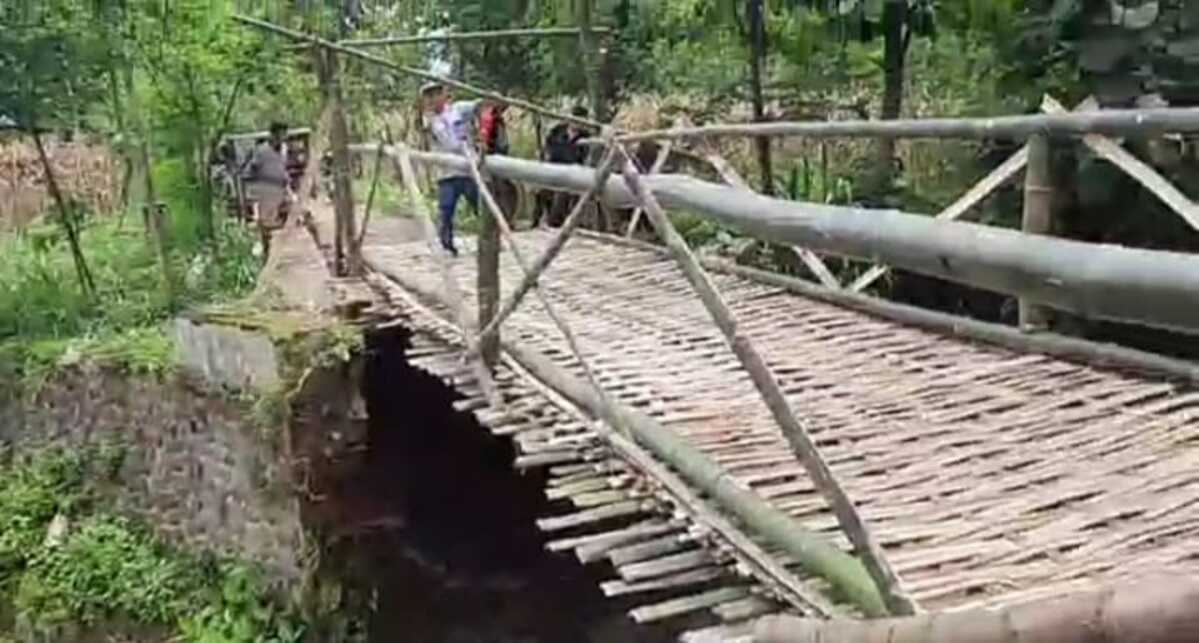 Jembatan Darurat Jebol Dihantam Banjir Tengah Dibangun