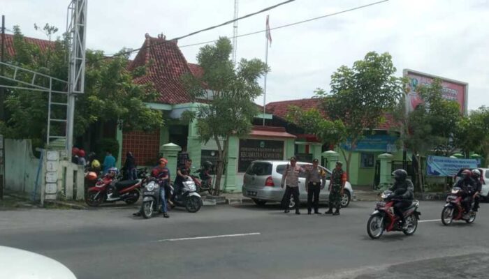 Kantor Kecamatan Lembeyen Didemo Warga, Kenapa?