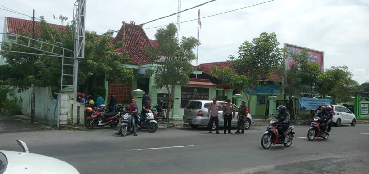 Kantor Kecamatan Lembeyen Didemo Warga, Kenapa?