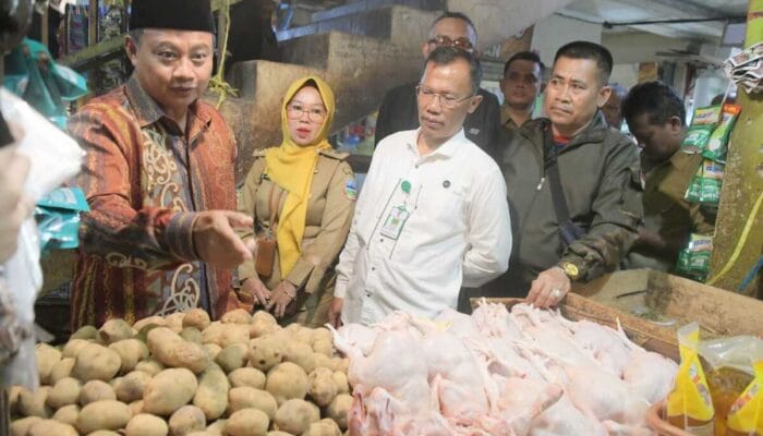 Pak Uu Pantau Harga di Pasar Limbangan Garut