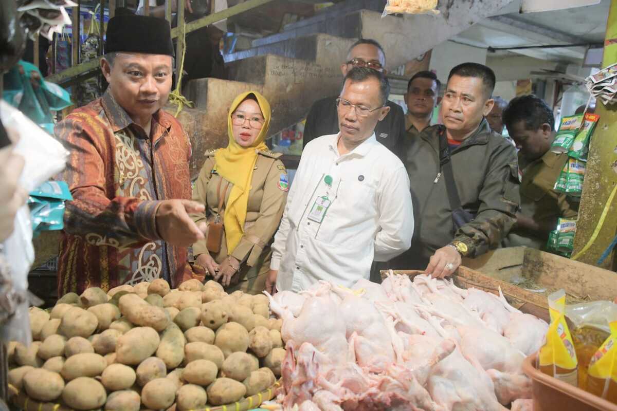 Pak Uu Pantau Harga di Pasar Limbangan Garut