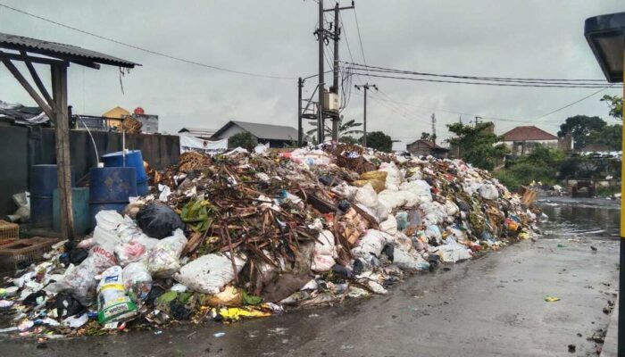 Sampah Menggunung di Pasar Baleendah Ganggu Pernafasan