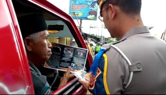 Satuan Lalu-lintas Polres Sukabumi Sebar Brosur