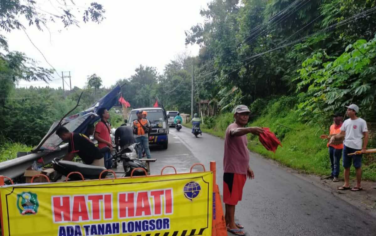 Sejumlah Rambu Dipasang Akibat Jebolnya Talud Jembatan