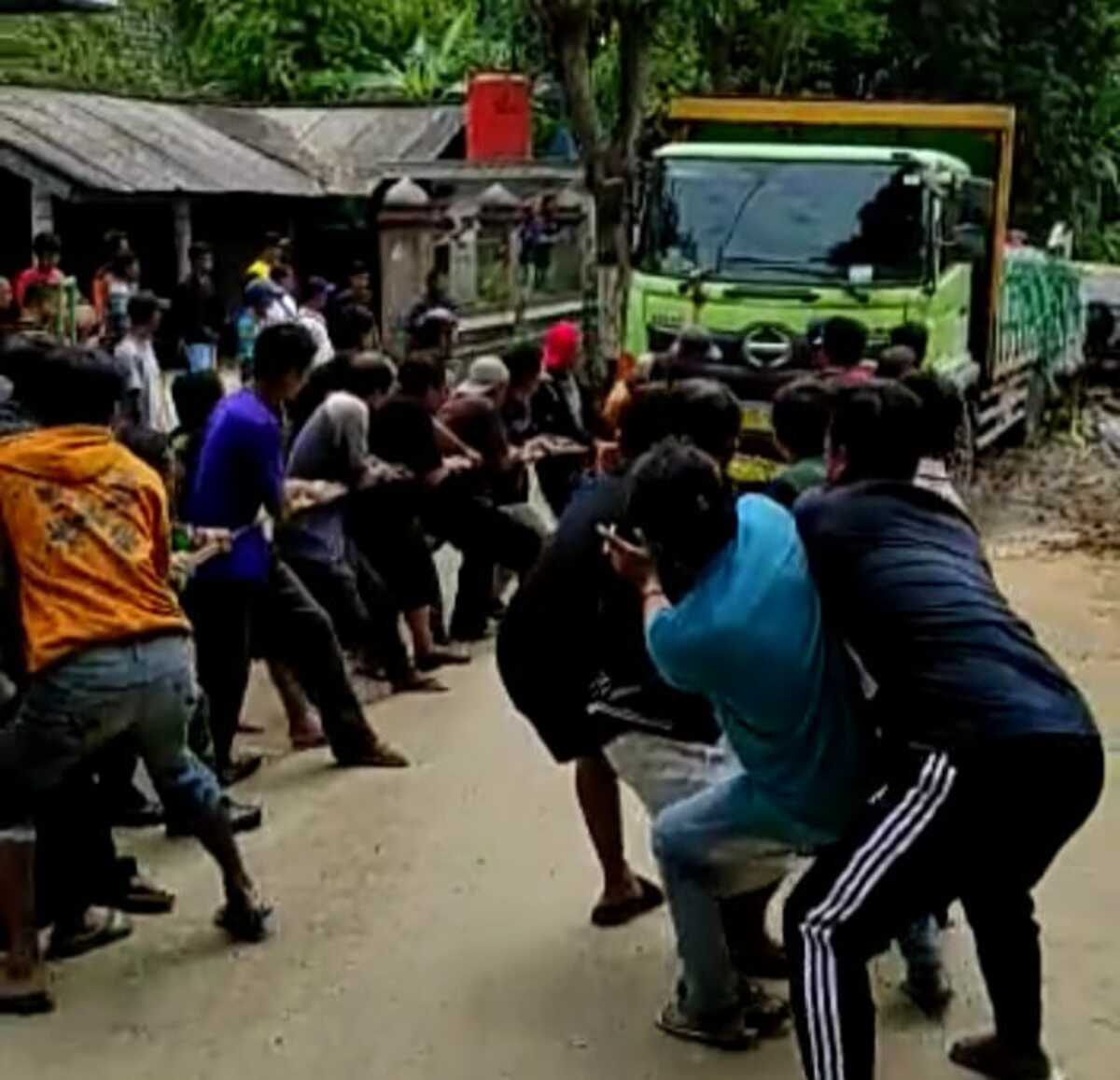 Tronton Terjebak Bekas Jalur Longsor di Ponorogo