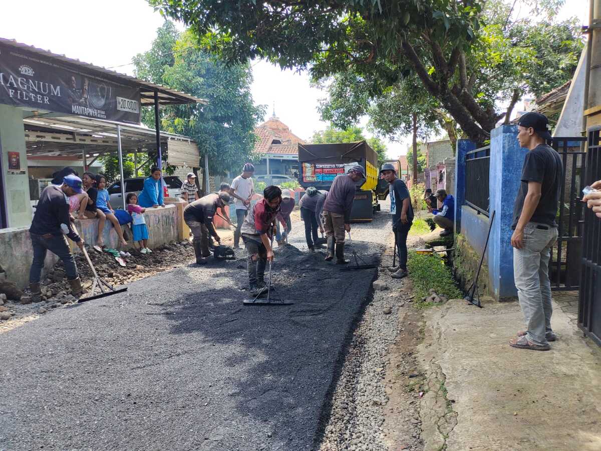 Desa Kertamukti Terapkan DD Hotmiks Jalan Desa