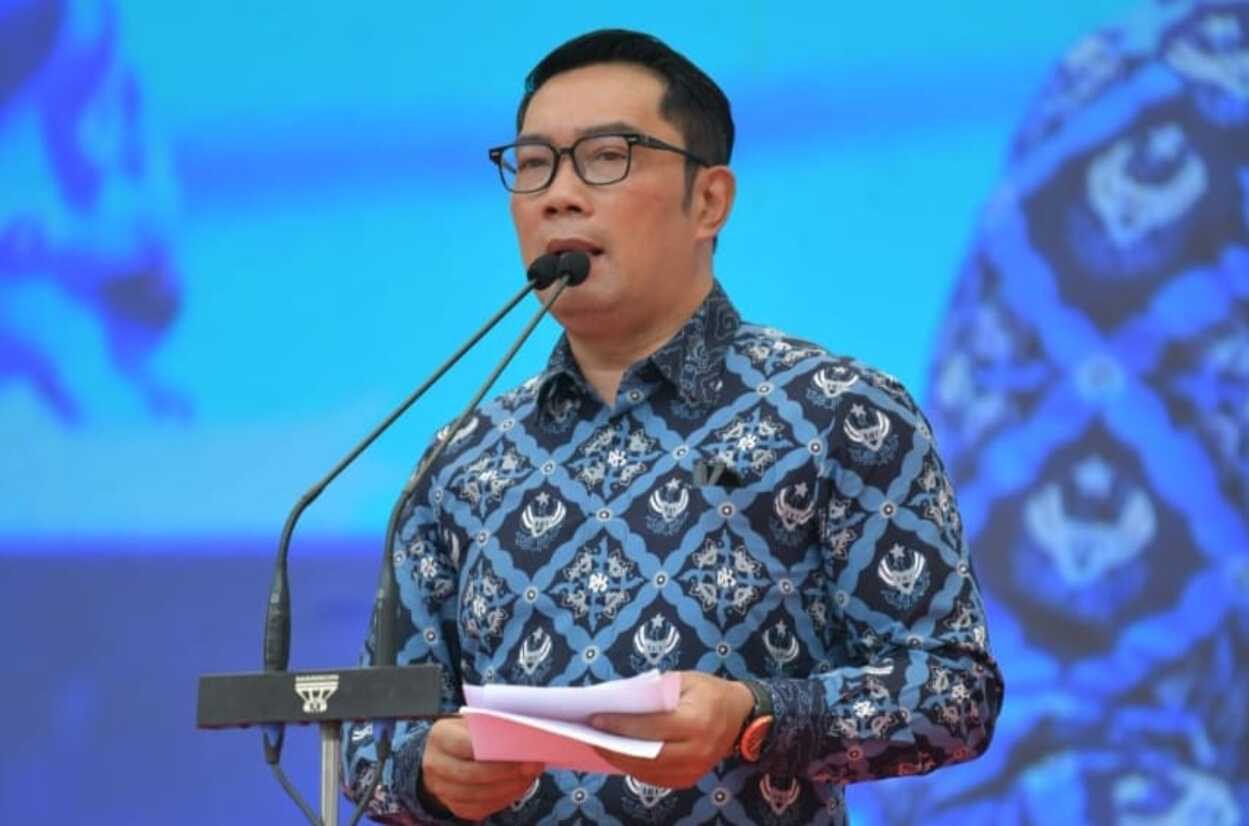 Emil Terharu Sekelompok Siswa Belikan Sepatu Temannya