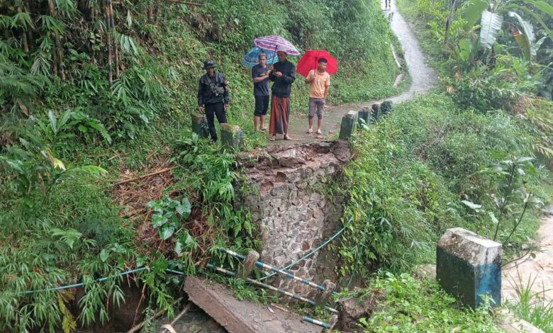 Jembatan Ambruk Diguyur Hujan, Warga Cianjur Selatan Terisolasi