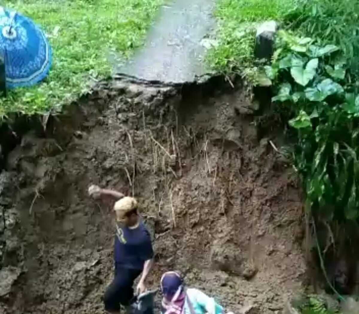 Jembatan Ambruk Diguyur Hujan, Warga Cianjur Selatan Terisolasi