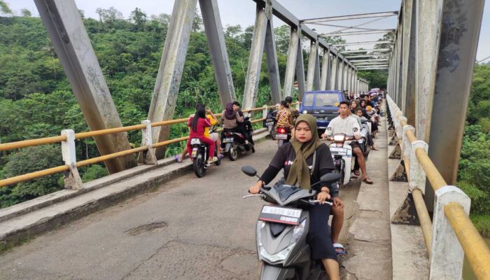 Jembatan Citarum Lama Masih Eksis untuk Ngabuburit