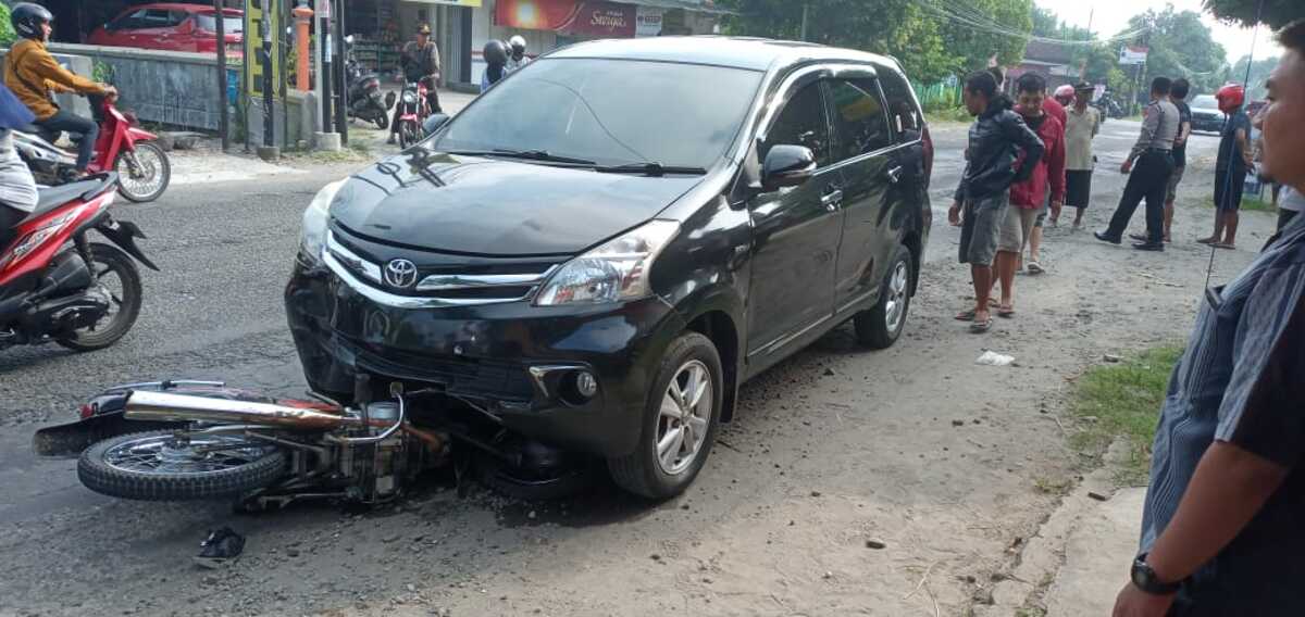 Mobil Dinas Pejabat BPSDA Bengawan Solo Tabrakan di Magetan